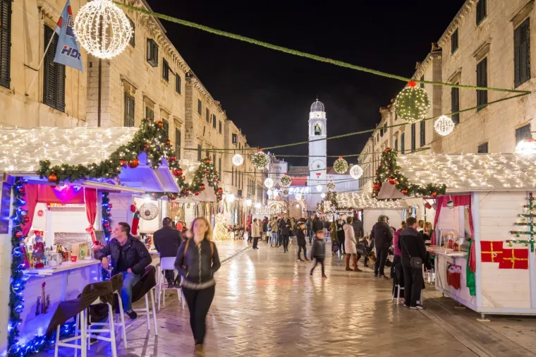 ČAROLIJA BOŽIĆA U DUBROVNIKU: Pogledajte fotografije spektakularnog Adventa u biseru juga