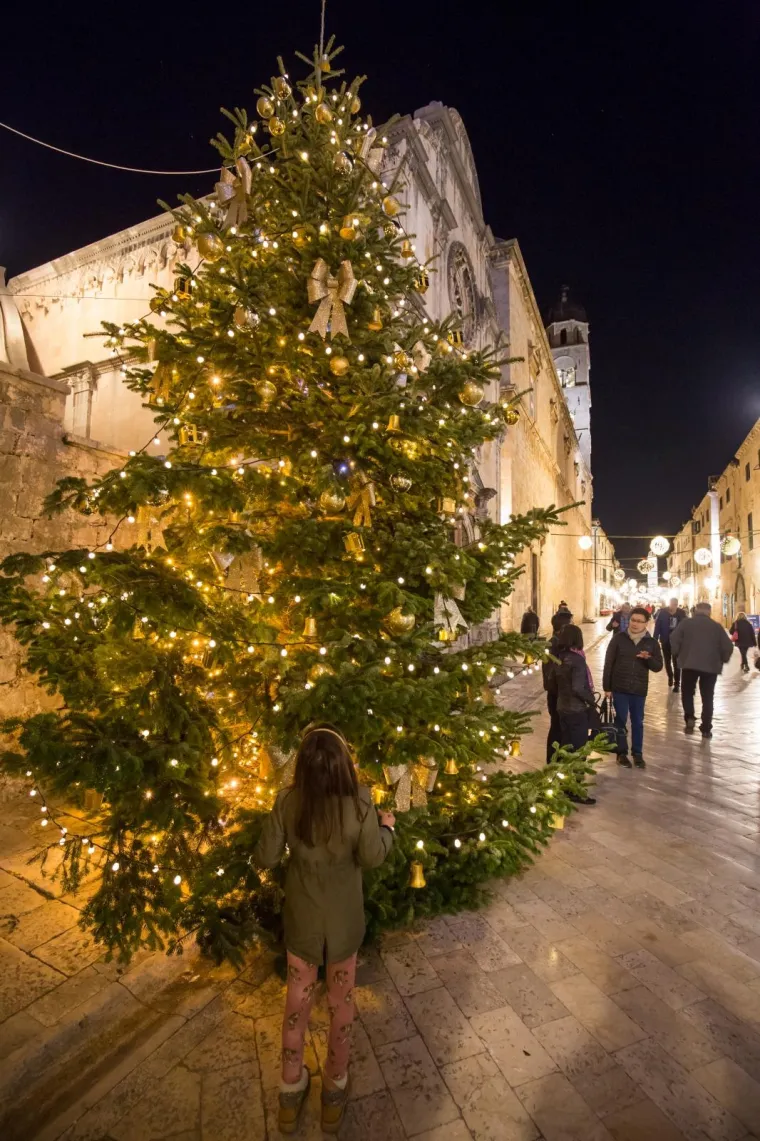 ČAROLIJA BOŽIĆA U DUBROVNIKU: Pogledajte fotografije spektakularnog Adventa u biseru juga