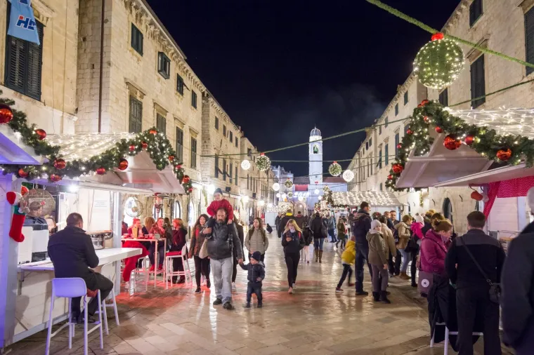 ČAROLIJA BOŽIĆA U DUBROVNIKU: Pogledajte fotografije spektakularnog Adventa u biseru juga