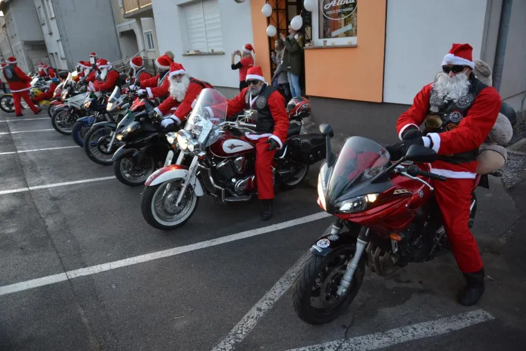 U akciji od ranih jutarnjih sati: Moto mrazovi uveseljavali sugrađane na gradskim ulicama