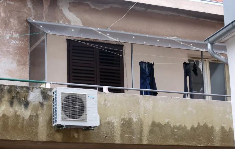 Tragedija u Drni&scaron;u: jedna osoba smrtno stradala u požaru u stanu u stambenoj zgradi