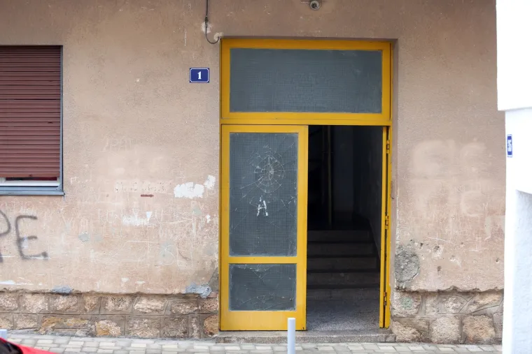 Tragedija u Drni&scaron;u: jedna osoba smrtno stradala u požaru u stanu u stambenoj zgradi