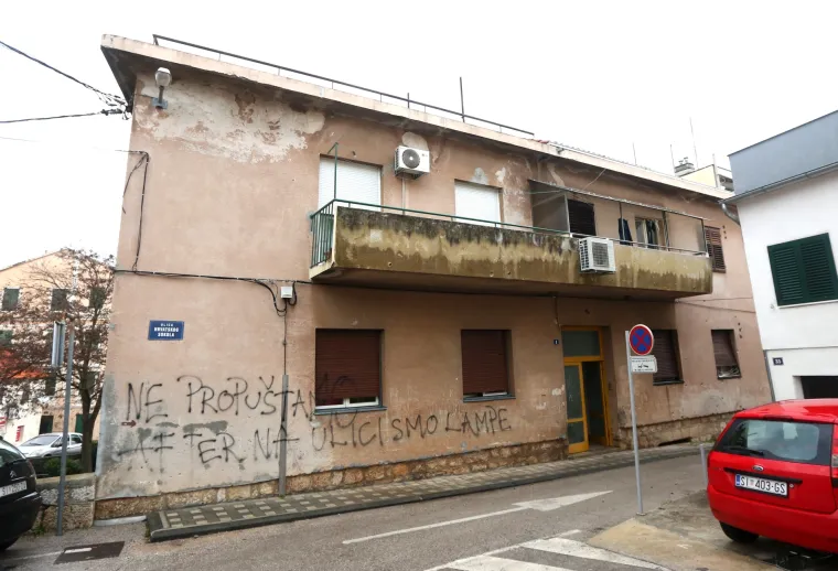 Tragedija u Drni&scaron;u: jedna osoba smrtno stradala u požaru u stanu u stambenoj zgradi