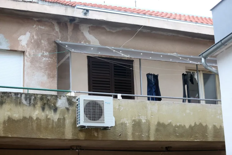 Tragedija u Drni&scaron;u: jedna osoba smrtno stradala u požaru u stanu u stambenoj zgradi