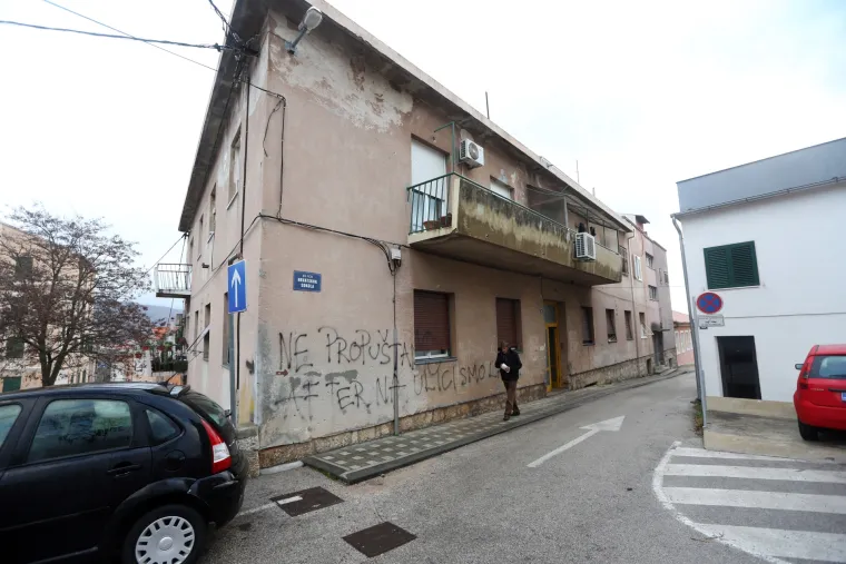 Tragedija u Drni&scaron;u: jedna osoba smrtno stradala u požaru u stanu u stambenoj zgradi