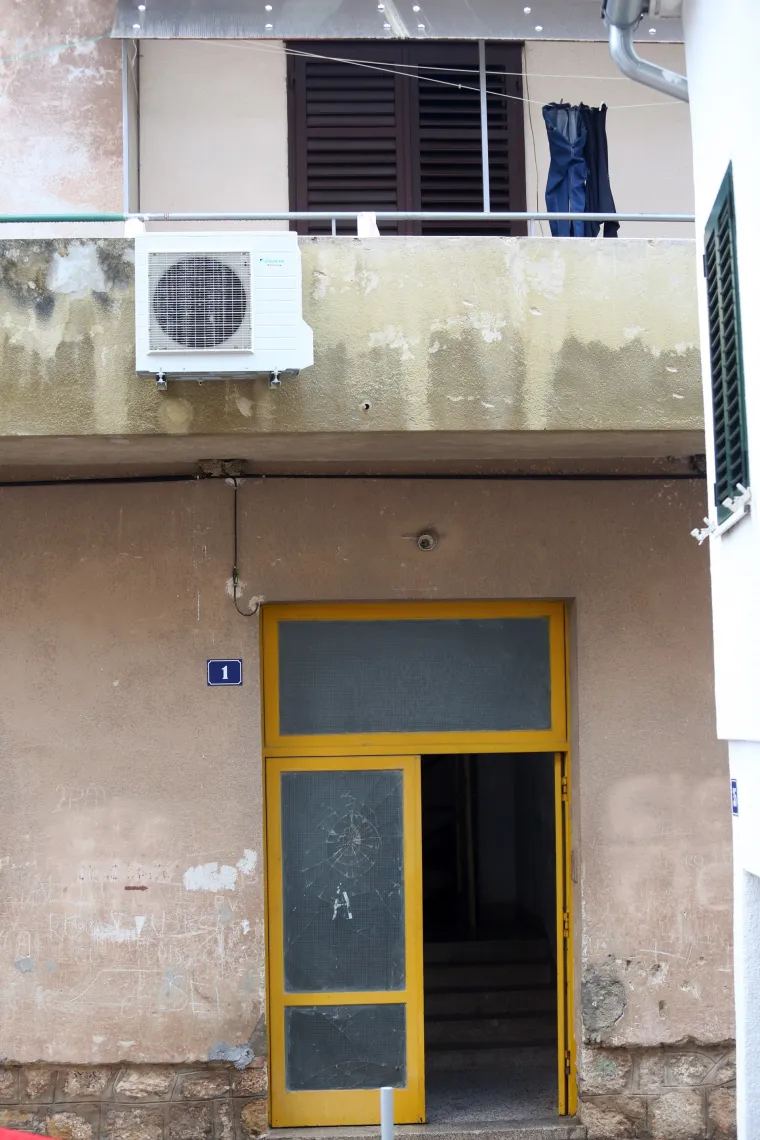 Tragedija u Drni&scaron;u: jedna osoba smrtno stradala u požaru u stanu u stambenoj zgradi