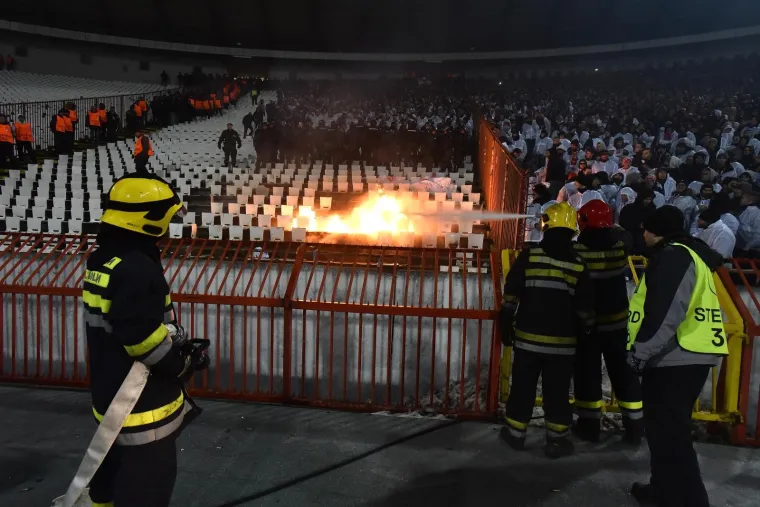 SVEOPĆI KAOS NA MARAKANI: Jedna osoba je preminula, više navijača ozlijeđeno u tučnjavama