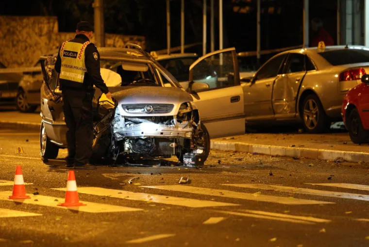 U petak oko 17:30 u Dubrovačkoj ulici u Splitu, malo prije tunela koji vodi prema Firulama, do&scaron;lo je do te&scaron;ke prometne nesreće.  Dva osobna vozila su u potpunosti uni&scaron;tena. Žena je od posljedica udara izletjela kroz vjetrobransko staklo, a iako su se liječnici neko vrijeme borili za njezin život, ipak je podlegla ozljedama.