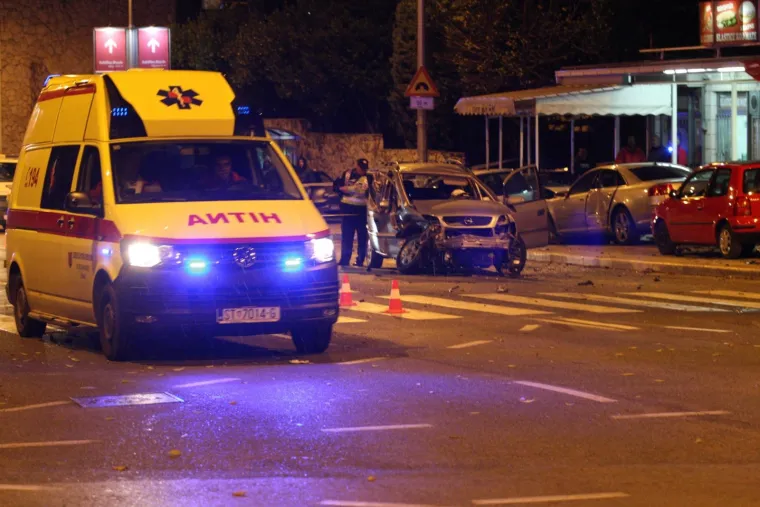 STRAVIČNA NESREĆA U SPLITU: Jedna osoba izgubila život, automobili potpuno uni&scaron;teni