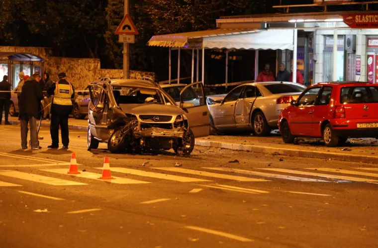 STRAVIČNA NESREĆA U SPLITU: Jedna osoba izgubila život, automobili potpuno uni&scaron;teni