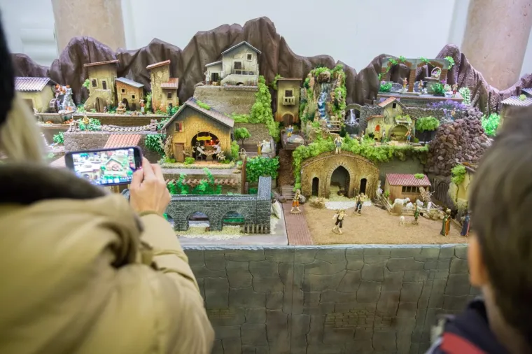 TRSATSKA GRADINA ZASJALA DO SAD NEVIĐENIM SJAJEM: Paljenjem 111 tisuća lampica službeno je počeo Advent