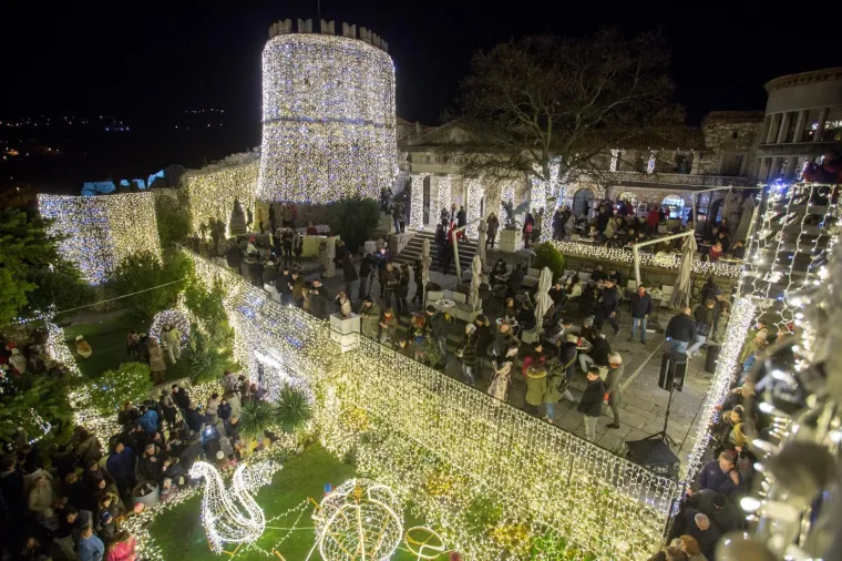 TRSATSKA GRADINA ZASJALA DO SAD NEVIĐENIM SJAJEM: Paljenjem 111 tisuća lampica službeno je počeo Advent