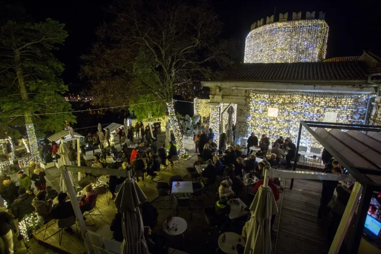 TRSATSKA GRADINA ZASJALA DO SAD NEVIĐENIM SJAJEM: Paljenjem 111 tisuća lampica službeno je počeo Advent