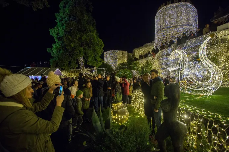 TRSATSKA GRADINA ZASJALA DO SAD NEVIĐENIM SJAJEM: Paljenjem 111 tisuća lampica službeno je počeo Advent