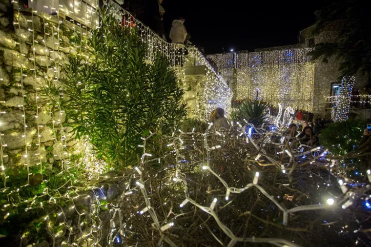 TRSATSKA GRADINA ZASJALA DO SAD NEVIĐENIM SJAJEM: Paljenjem 111 tisuća lampica službeno je počeo Advent
