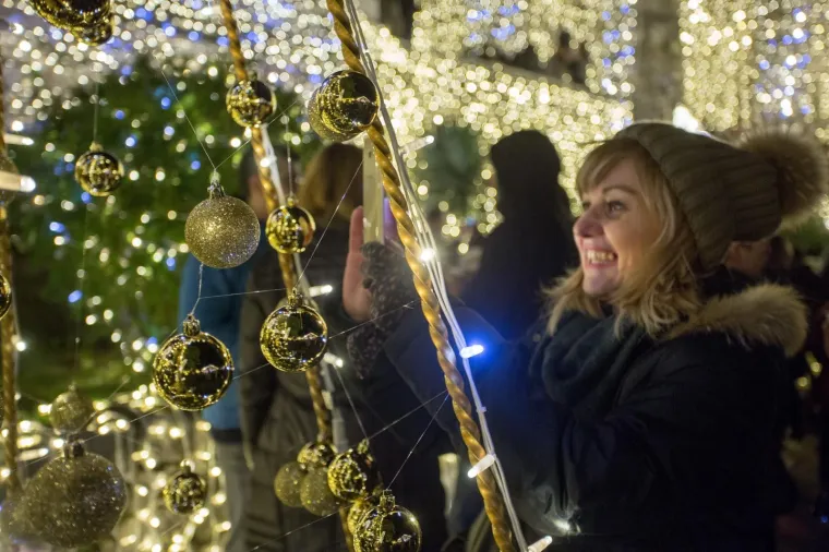TRSATSKA GRADINA ZASJALA DO SAD NEVIĐENIM SJAJEM: Paljenjem 111 tisuća lampica službeno je počeo Advent