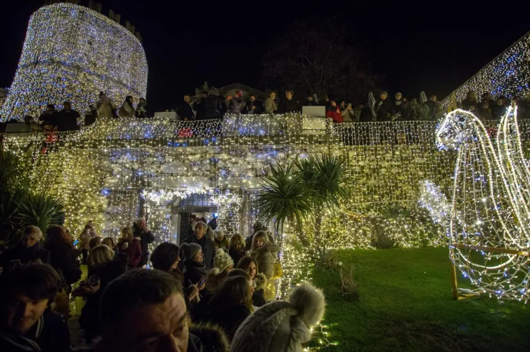 TRSATSKA GRADINA ZASJALA DO SAD NEVIĐENIM SJAJEM: Paljenjem 111 tisuća lampica službeno je počeo Advent