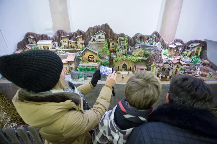 TRSATSKA GRADINA ZASJALA DO SAD NEVIĐENIM SJAJEM: Paljenjem 111 tisuća lampica službeno je počeo Advent