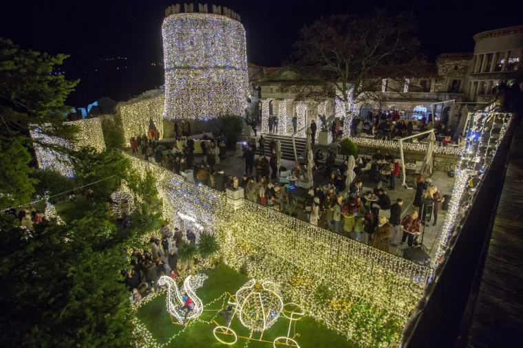 TRSATSKA GRADINA ZASJALA DO SAD NEVIĐENIM SJAJEM: Paljenjem 111 tisuća lampica službeno je počeo Advent