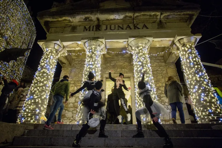 Paljenjem lampica započela je manifestacija adventa na Trsatskoj Gradini. Upaljeno je vi&scaron;e od jedanaest kilometara božićne rasvjete sa 111 tisuća lampica. Gradina je zasjala do sad neviđenim sjajem, a uz jedinstveno osvjetljenje, posjetitelji će moći uživati u posebno izrađenim jaslicama, ledenoj &scaron;pilji, čokoladnom kutku te u jo&scaron; niz drugih adventskih sadržaja.