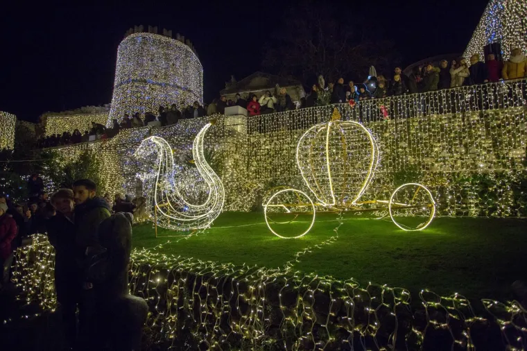TRSATSKA GRADINA ZASJALA DO SAD NEVIĐENIM SJAJEM: Paljenjem 111 tisuća lampica službeno je počeo Advent