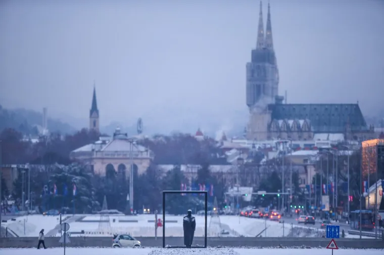 PREKRASNI PRIZORI SNJEŽNE IDILE U METROPOLI: Pogledajte kako je bijeli prekrivač zabijelio zagrebačke ulice
