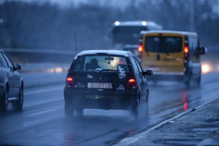 PREKRASNI PRIZORI SNJEŽNE IDILE U METROPOLI: Pogledajte kako je bijeli prekrivač zabijelio zagrebačke ulice