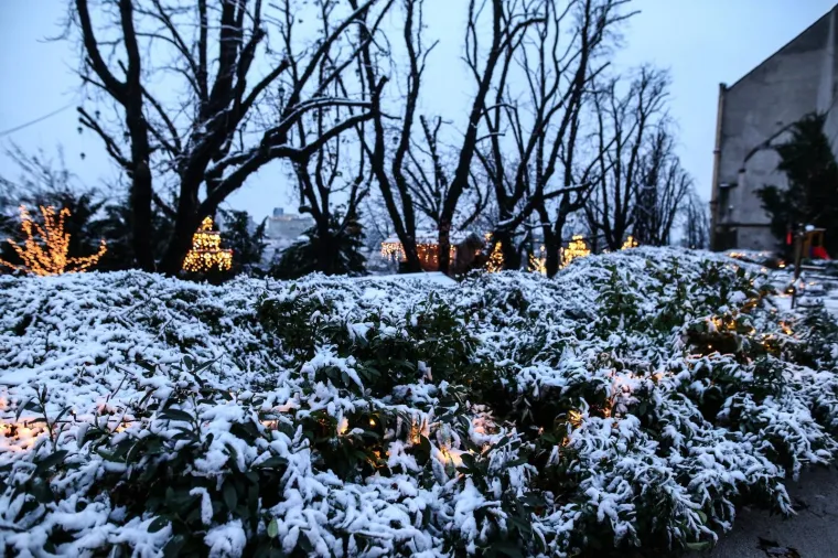 PREKRASNI PRIZORI SNJEŽNE IDILE U METROPOLI: Pogledajte kako je bijeli prekrivač zabijelio zagrebačke ulice