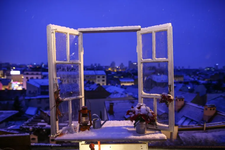 Uz najavljeno zahladnjenje noćas i jutros u gradu je padao snijeg.   Photo: Igor Soban/PIXSELL