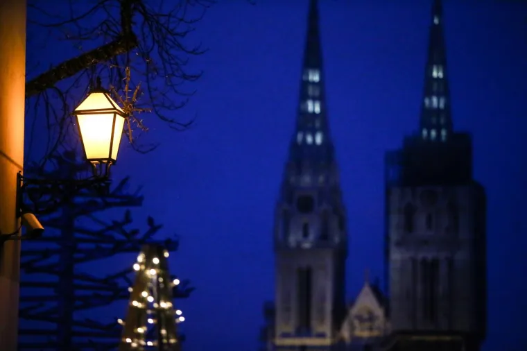 PREKRASNI PRIZORI SNJEŽNE IDILE U METROPOLI: Pogledajte kako je bijeli prekrivač zabijelio zagrebačke ulice