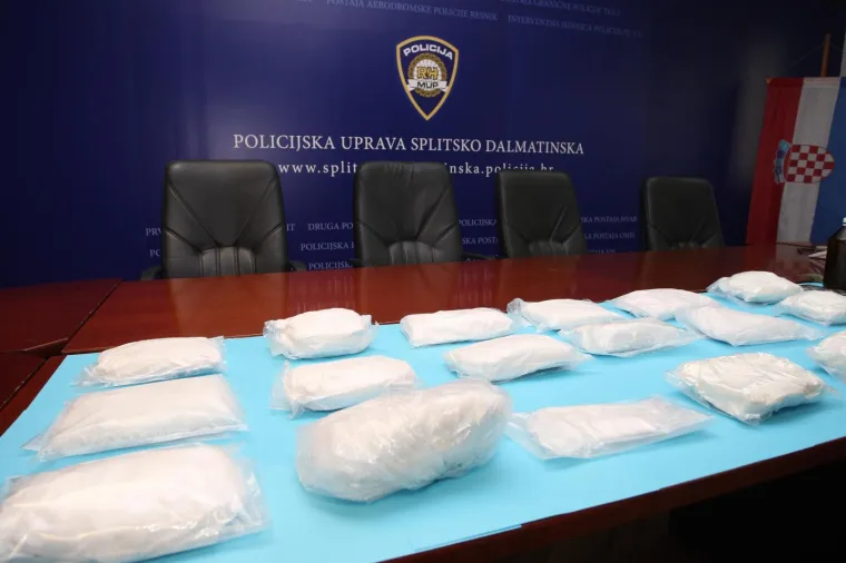 Na konferenciji za medije odrzanoj u PU Splitsko-dalmatinskoj predstavljena rekordna zapljena od preko 18 kilograma amfetamina.