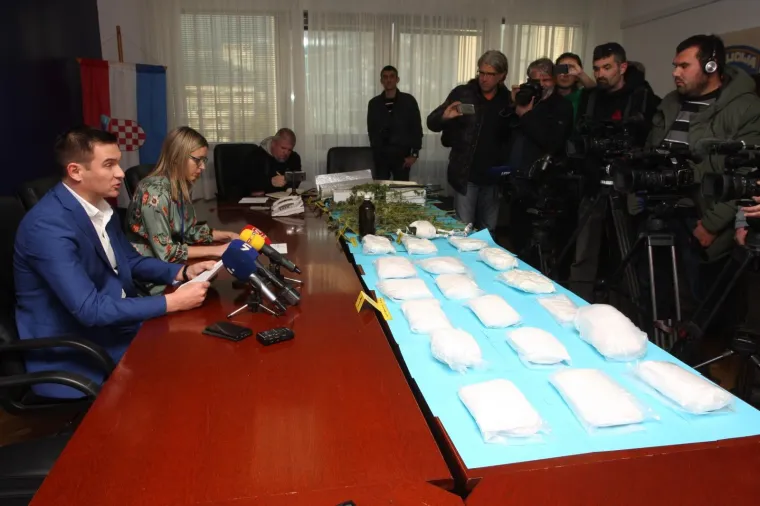 Na konferenciji za medije odrzanoj u PU Splitsko-dalmatinskoj predstavljena rekordna zapljena od preko 18 kilograma amfetamina.