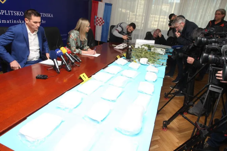 Na konferenciji za medije odrzanoj u PU Splitsko-dalmatinskoj predstavljena rekordna zapljena od preko 18 kilograma amfetamina.