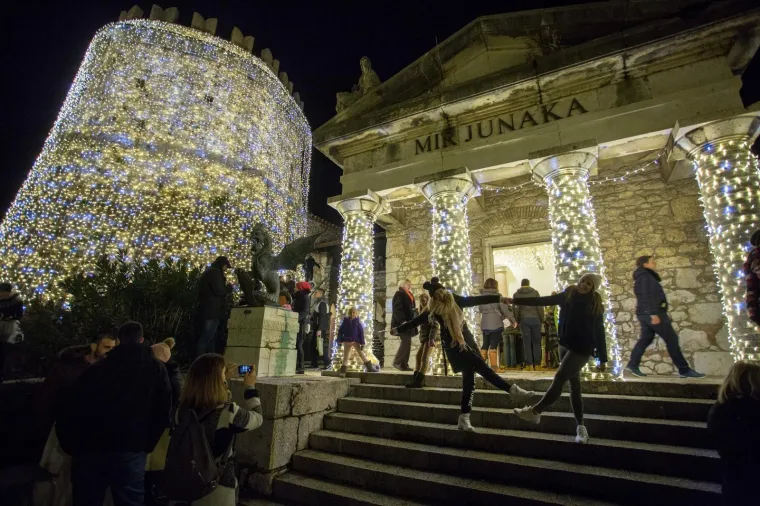 Rijeka - Paljenjem lampica započela je manifestacija adventa na Trsatskoj Gradini.
