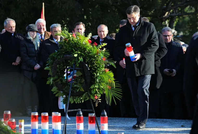 Izaslanstvo HDZ-a predvođeno predsjednikom Andrejom Plenkovićem položilo je vijenac i zapalilo svijeće na grobu utemeljitelja HDZ-a i prvog predsjednika Republike Hrvatske Franje Tuđmana na zagrebačkom groblju Mirogoj