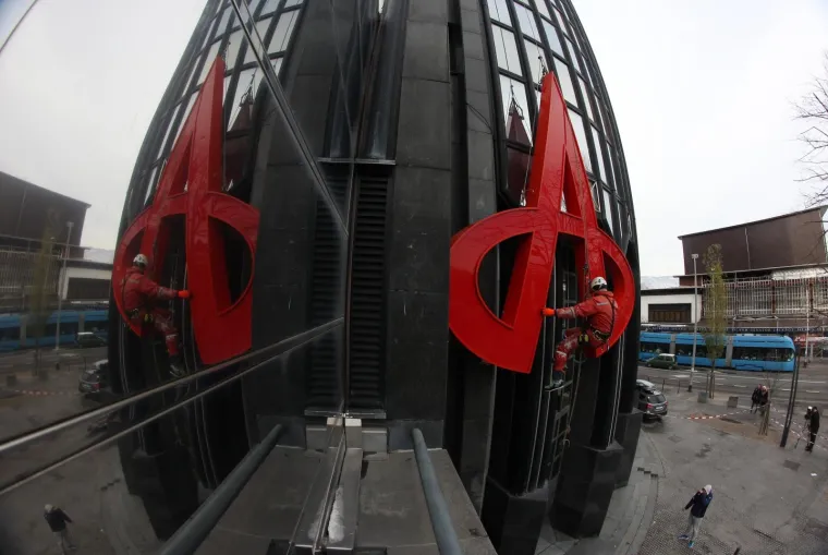 Skidanje velikog Agrokorovog znaka s vrha Cibominog tornja gdje se nalazila uprava Agrokora.