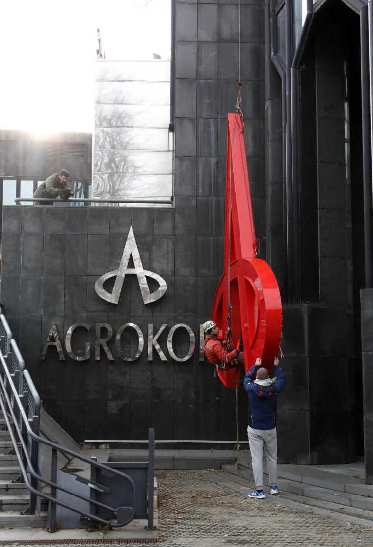 Skidanje velikog Agrokorovog znaka s vrha Cibominog tornja gdje se nalazila uprava Agrokora.