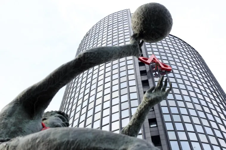 Skidanje velikog Agrokorovog znaka s vrha Cibominog tornja gdje se nalazila uprava Agrokora.