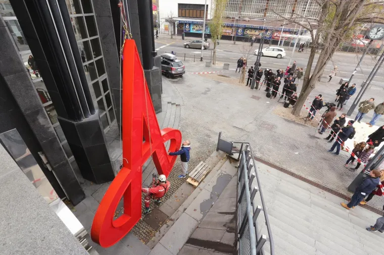 Skidanje velikog Agrokorovog znaka s vrha Cibominog tornja gdje se nalazila uprava Agrokora.