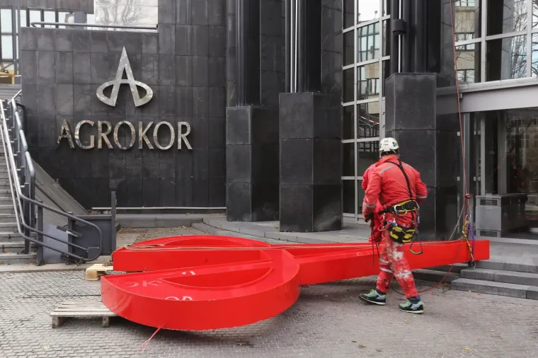 Skidanje velikog Agrokorovog znaka s vrha Cibominog tornja gdje se nalazila uprava Agrokora.