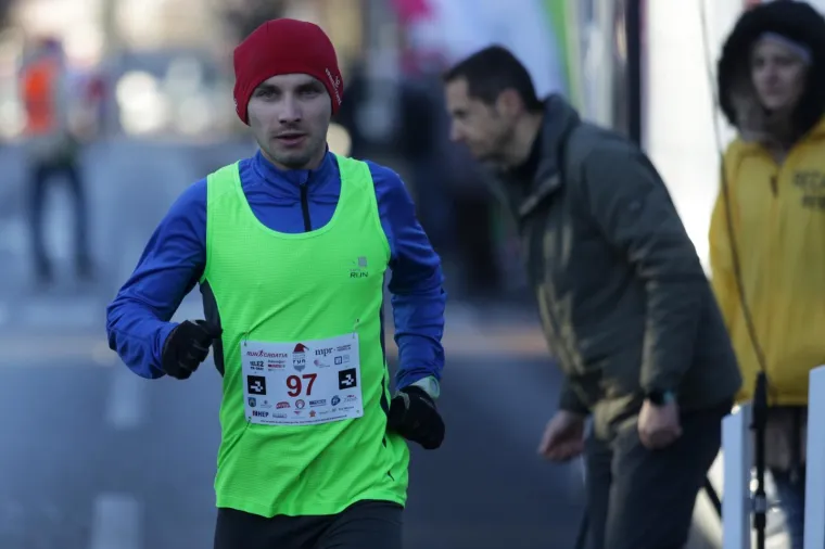 ZAGREB ADVENT RUN: 1300 kostimiranih trkača protrčalo središtem grada