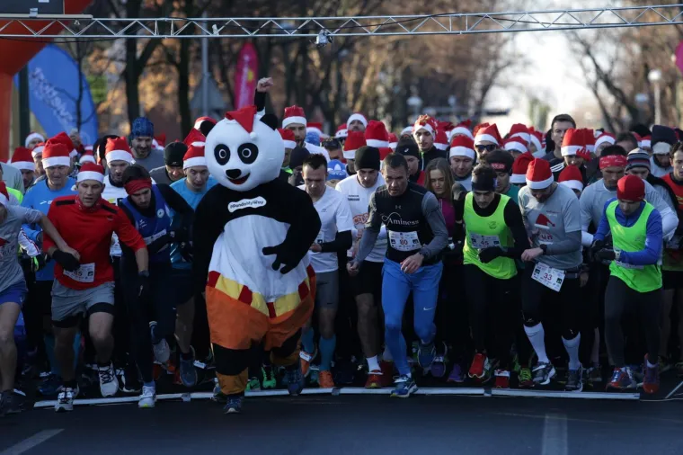 ZAGREB ADVENT RUN: 1300 kostimiranih trkača protrčalo središtem grada