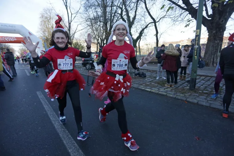 Zagreb Advent Run je humanitarna adventska utrka koja se trči na 5 i 10 kilometara, a sudionici su bili kostiminirani u blagdanskom duhu. Osim jačanja svijesti o potrebi održavanja dobre tjelesne forme u blagdanskim danima, Zagreb Advent Run, ima i donatorsku komponentu. Ove godine trčalo se za udrugu Ljubav na djelu. Photo: Filip Kos/PIXSELL