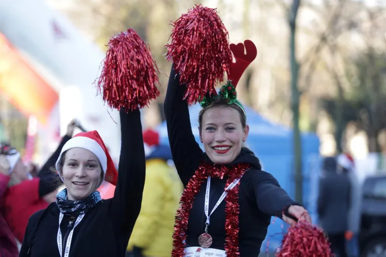 ZAGREB ADVENT RUN: 1300 kostimiranih trkača protrčalo središtem grada