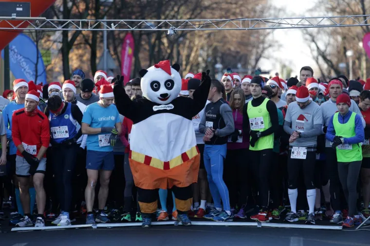 ZAGREB ADVENT RUN: 1300 kostimiranih trkača protrčalo središtem grada