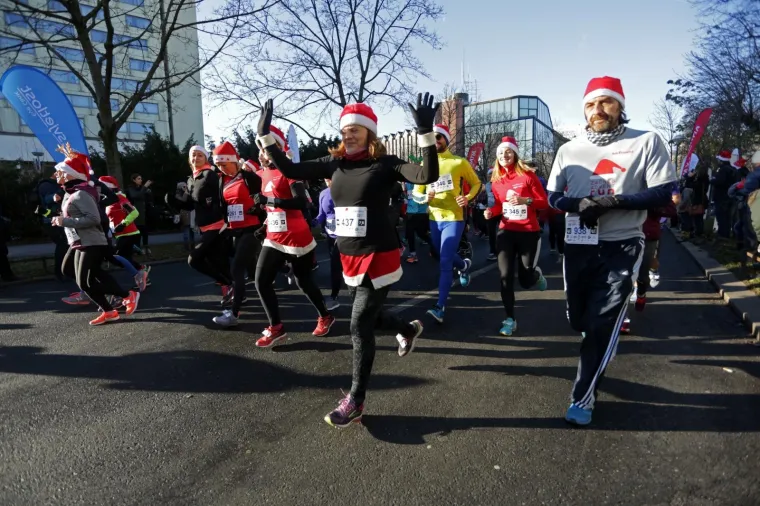 ZAGREB ADVENT RUN: 1300 kostimiranih trkača protrčalo središtem grada