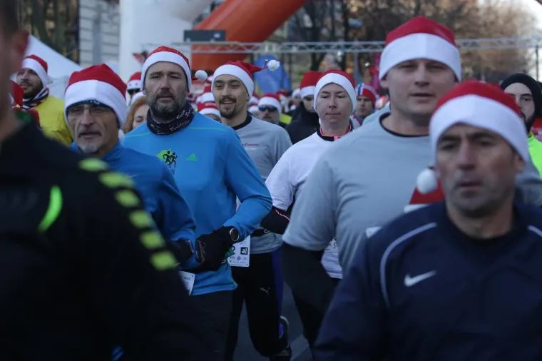 ZAGREB ADVENT RUN: 1300 kostimiranih trkača protrčalo središtem grada