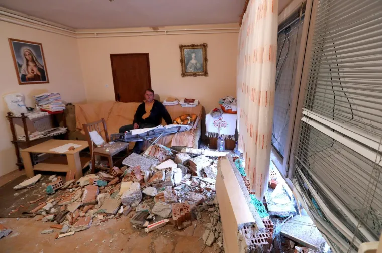 &Scaron;OKANTNA NESREĆA U ZAGORJU: Pijani mladić autom probio zid kuće i uletio u sobu dok je vlasnik gledao televiziju