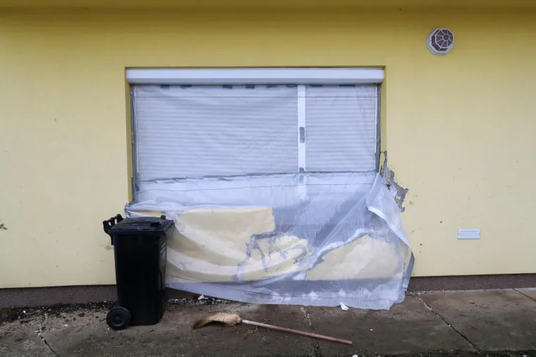 &Scaron;OKANTNA NESREĆA U ZAGORJU: Pijani mladić autom probio zid kuće i uletio u sobu dok je vlasnik gledao televiziju