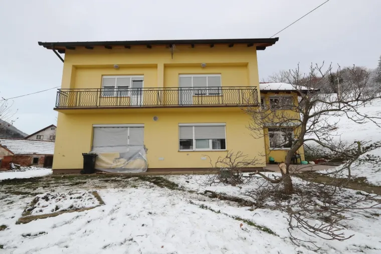 &Scaron;OKANTNA NESREĆA U ZAGORJU: Pijani mladić autom probio zid kuće i uletio u sobu dok je vlasnik gledao televiziju